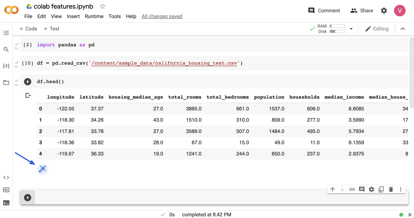 מחברת Google Colab עם קוד Python כדי לטעון את מערך הנתונים 'california_housing_test.csv' באמצעות Pandas ולהציג את השורות הראשונות. משימה נפוצה בחקר וניתוח נתונים.